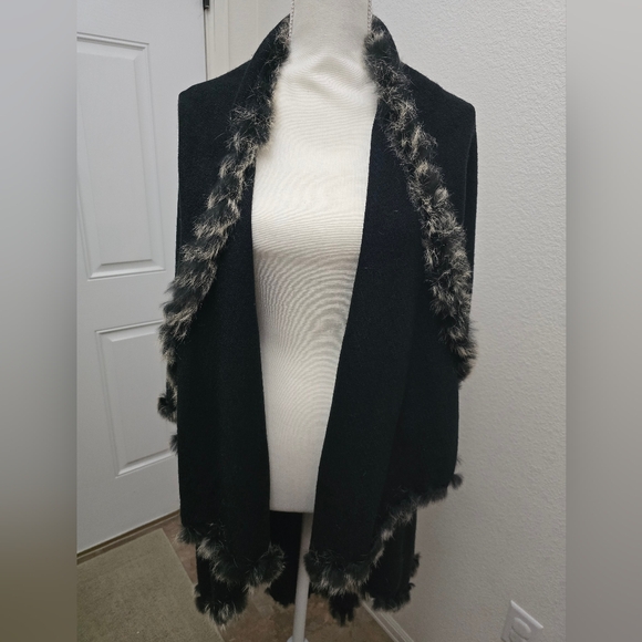 Identity club cape with fur small - Picture 3 of 3